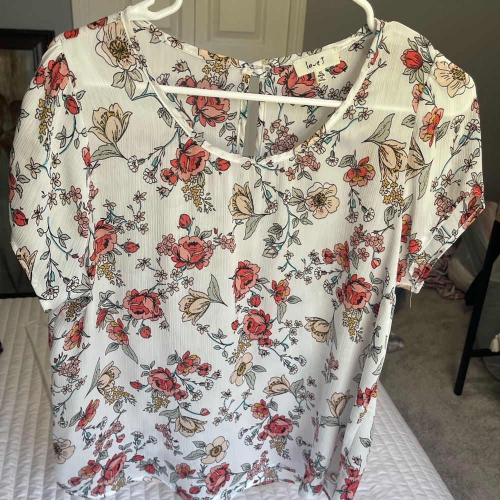 Love J is the brand it is an extra large and it’s a pink and blues floral shirt